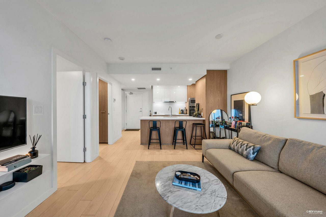 1212-285 E 10th Ave