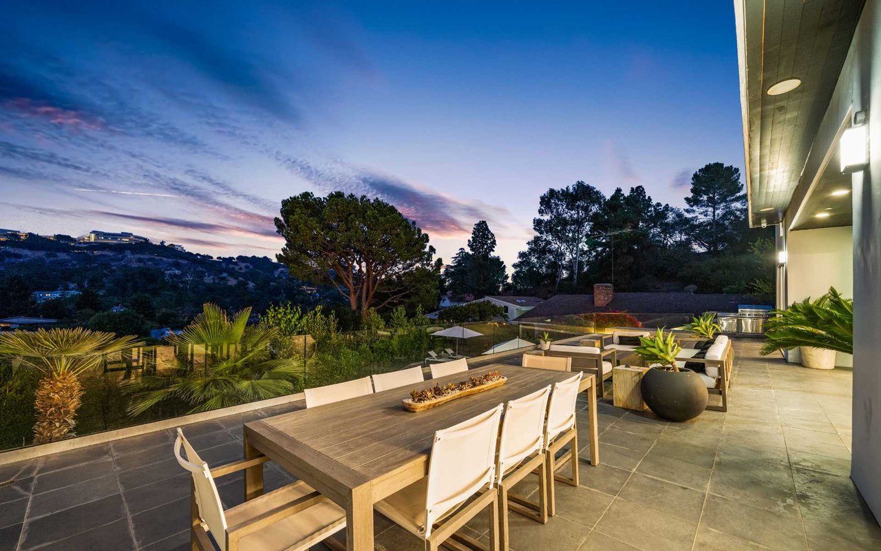 Travis Modern Mansion - Brentwood