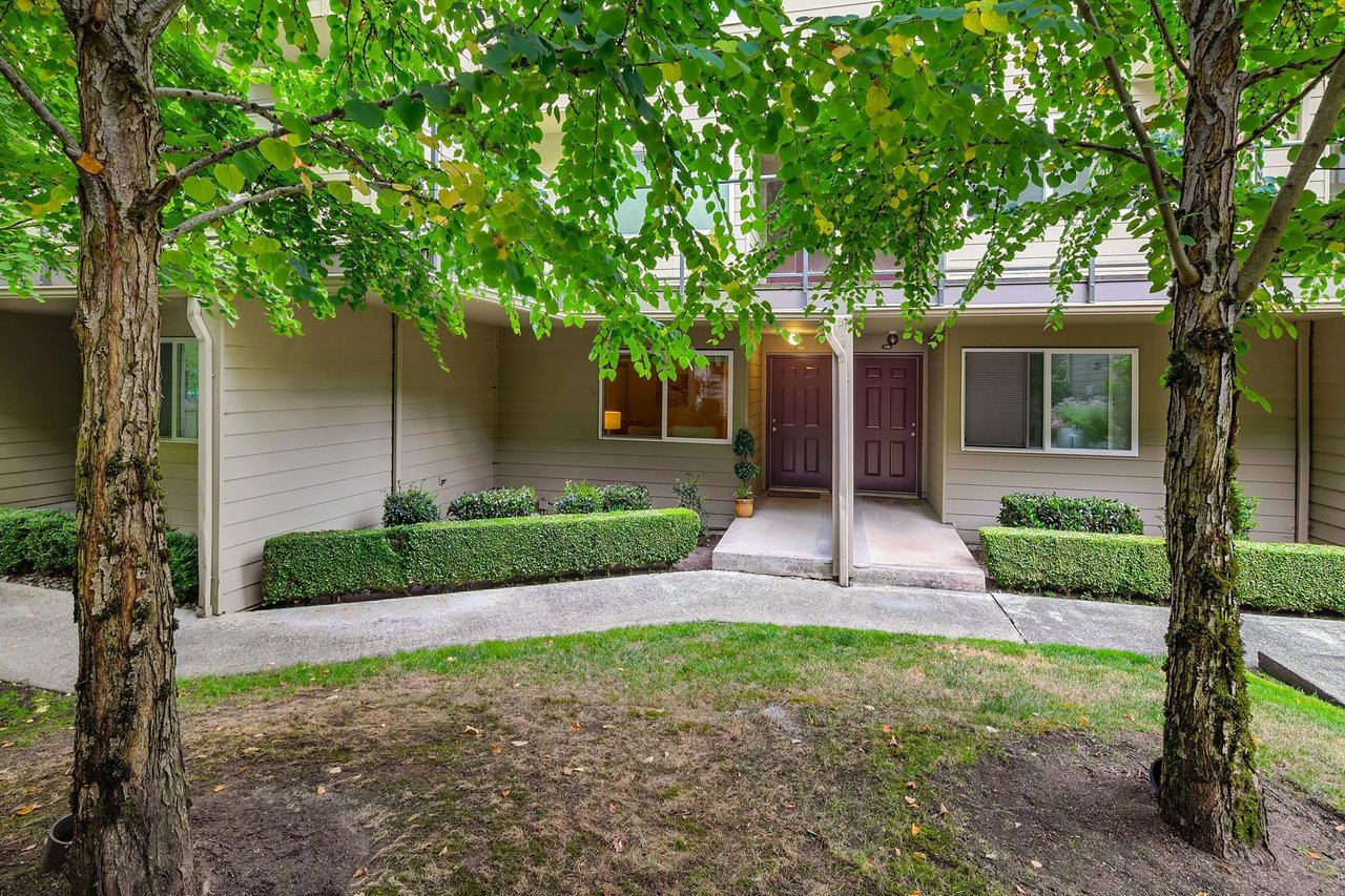 Charming Light and Bright Condo on Mercer Island