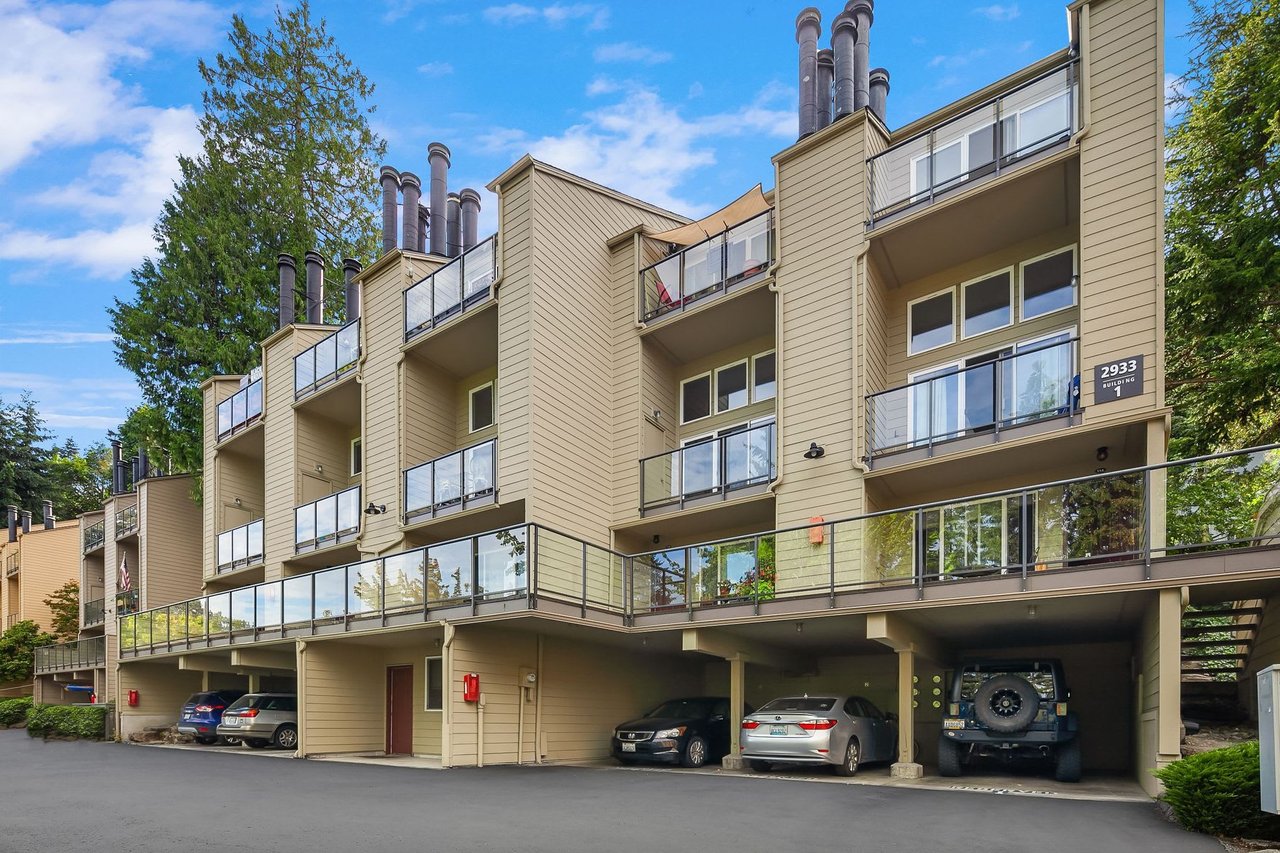 Charming Light and Bright Condo on Mercer Island
