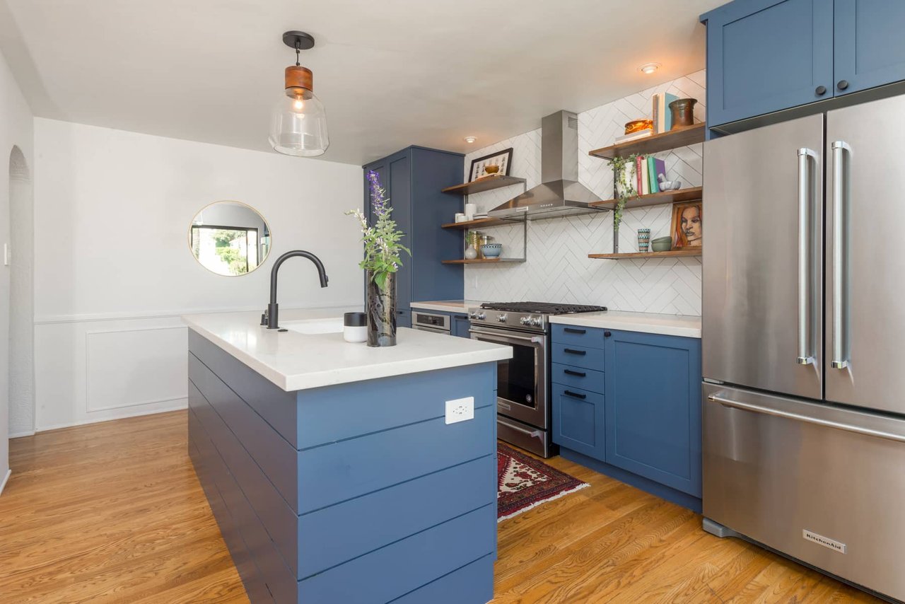 Silver Lake Hide-Away with Views and Guest Suite!