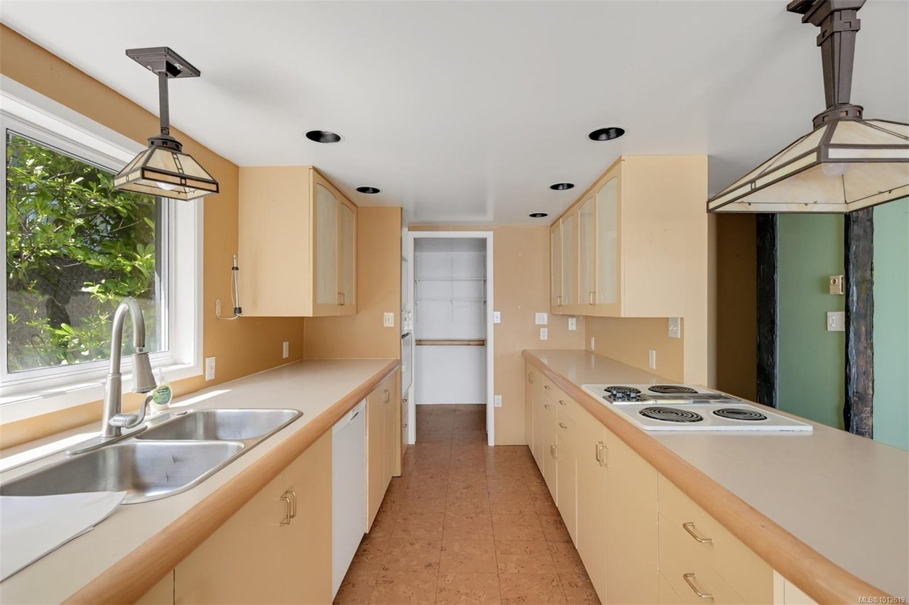 4955 Cordova Bay Rd