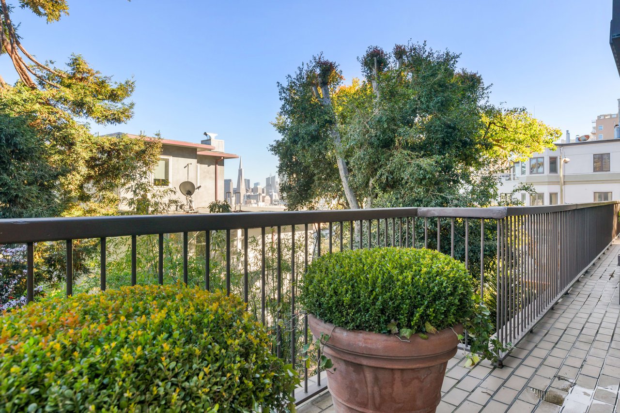 3,700sf+ Three Bedroom Condo With East Bay Views