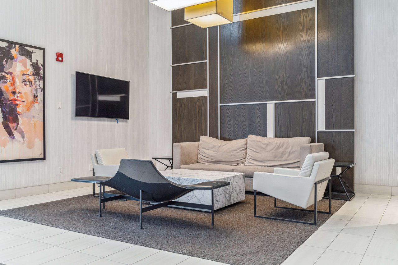 Bright & Spacious Condo In The Heart Of Downtown Mississauga