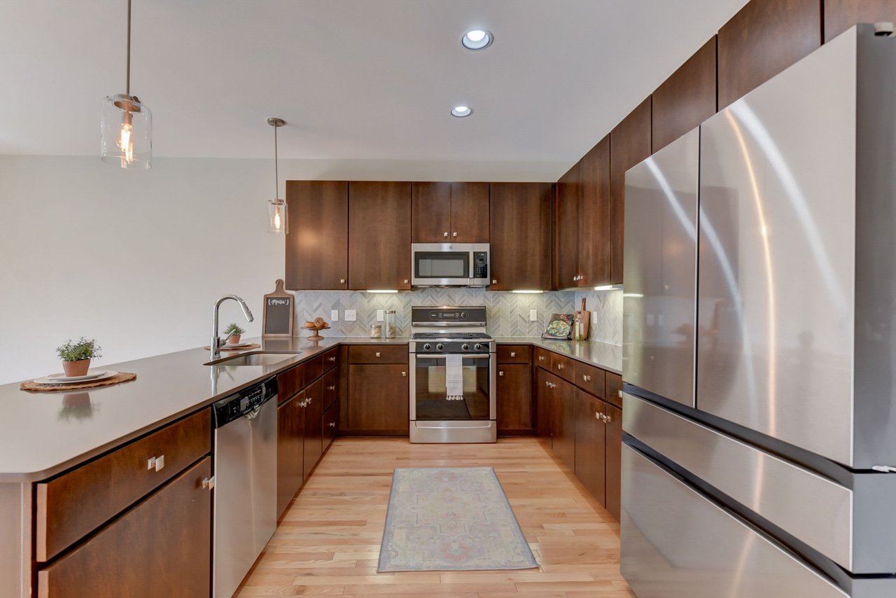 Modern 1/1 Condo in Vibrant South Austin for Lease!