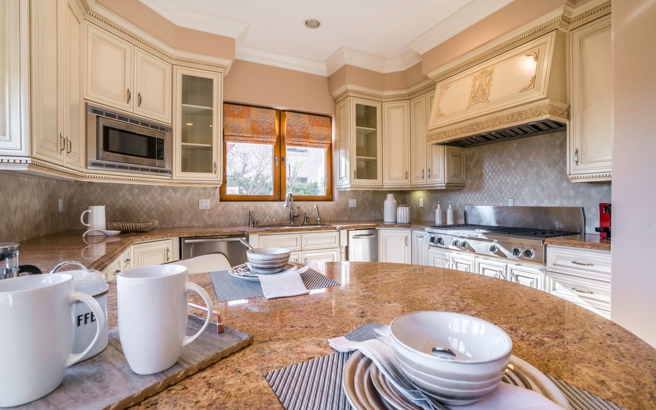 2955 N BEVERLY GLEN CIR