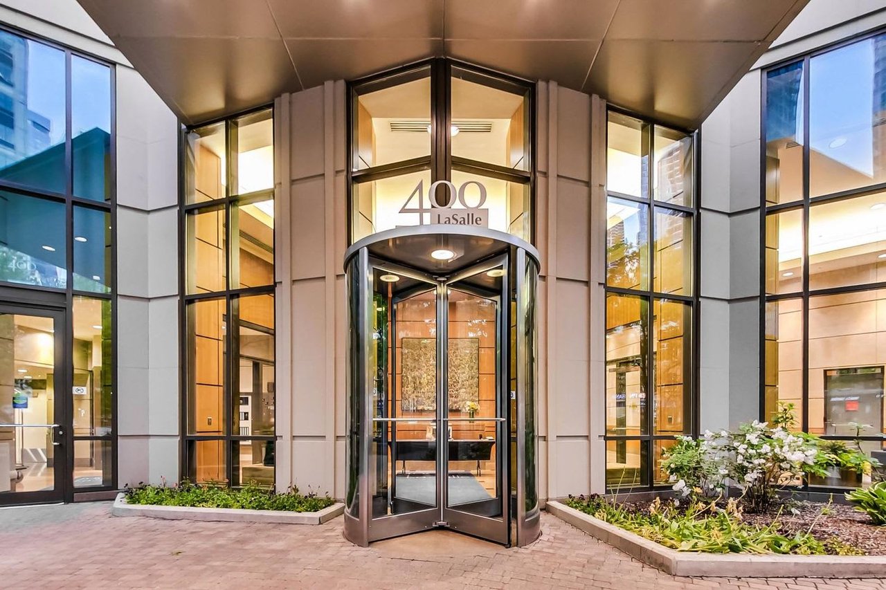 Picture of 400 N LaSalle Building entrance - River North