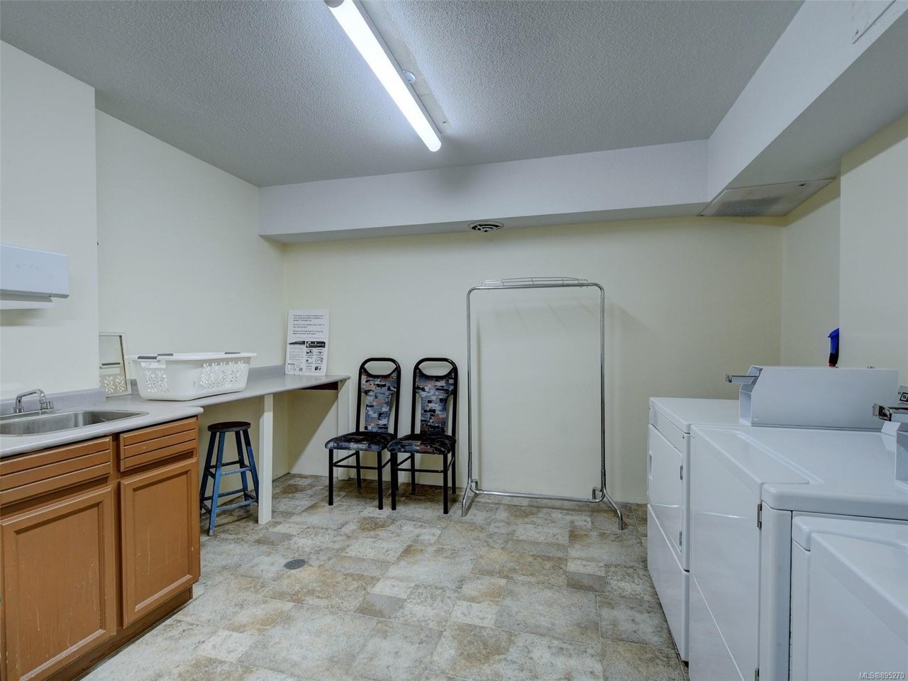 302-929 Esquimalt Rd, Esquimalt