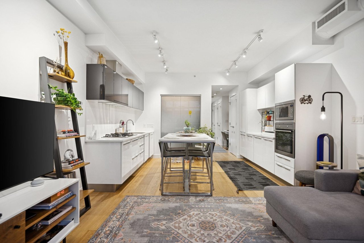 228-108 E 1st Ave
