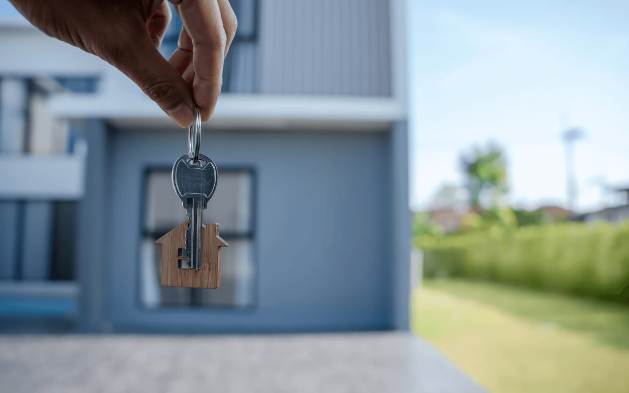 Buying One House While Selling Another: What to Know