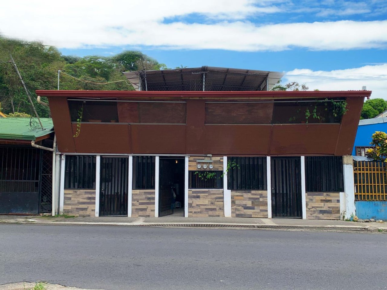 Downtown Quepos Central Hostel/Commercial Space