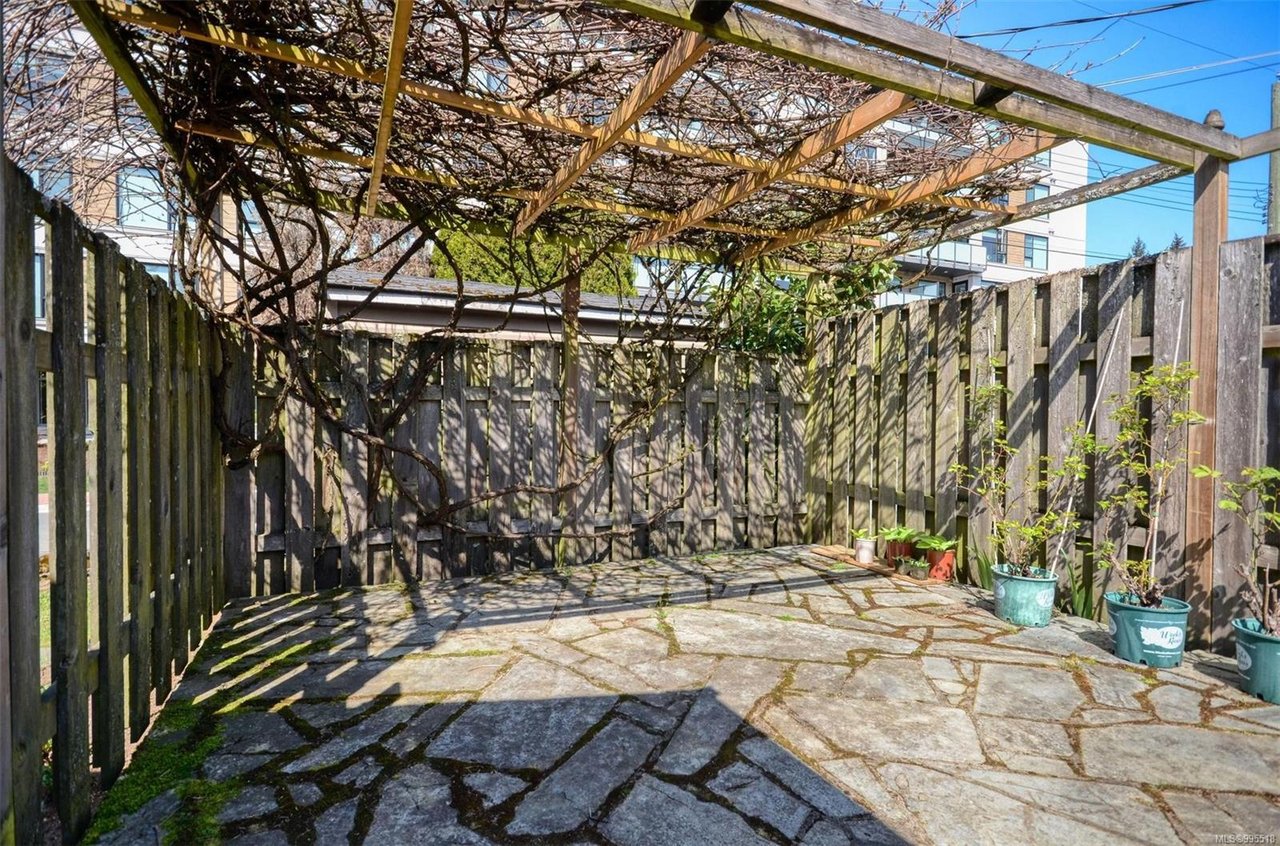 490 Goldstream Ave