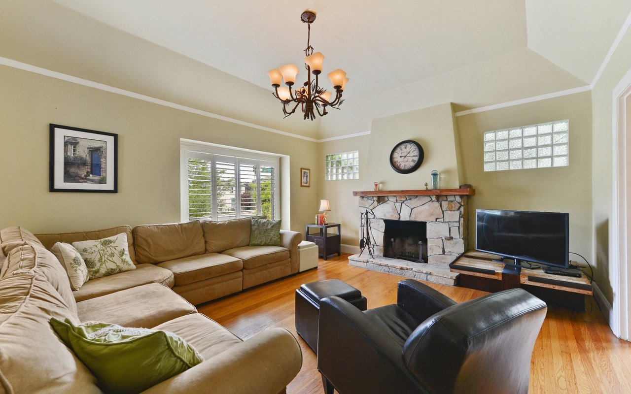 905 Portola Dr
