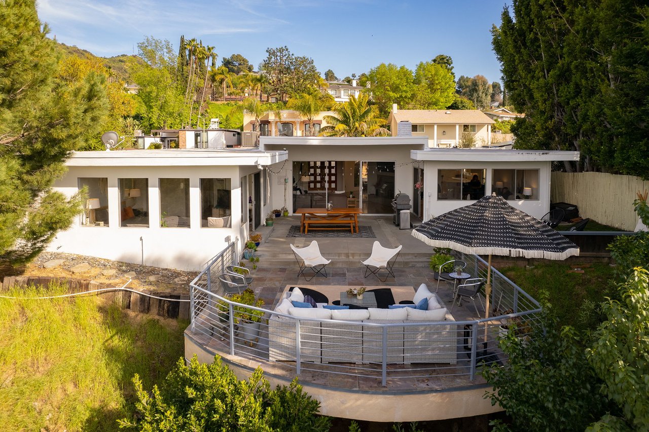 deLIGHTfull Mid Century in the Studio City "Donas"