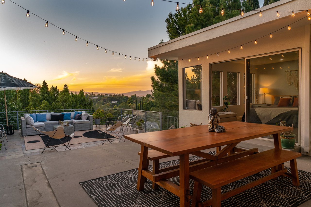 deLIGHTfull Mid Century in the Studio City "Donas"