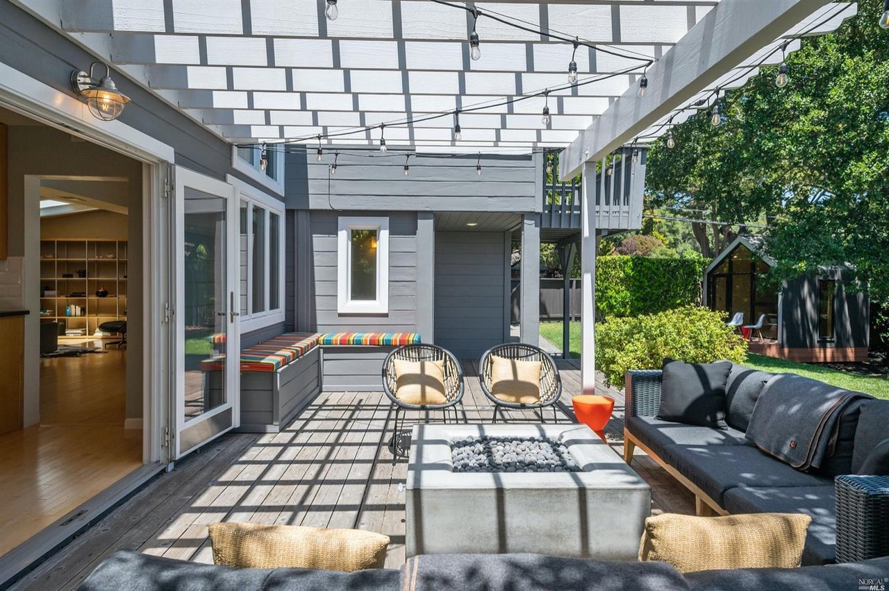 2 Cedarwood Ln