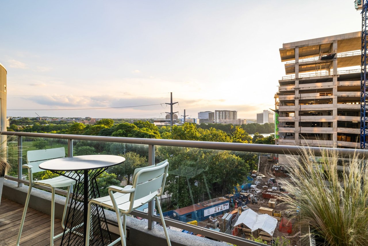 Lady Bird lifestyle with Water and City Views!