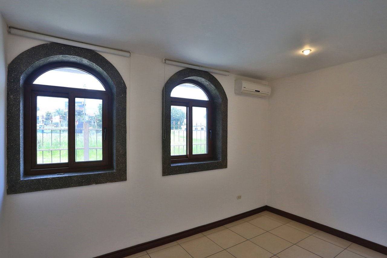 Spacious Terrace Gated Townhome, Heredia