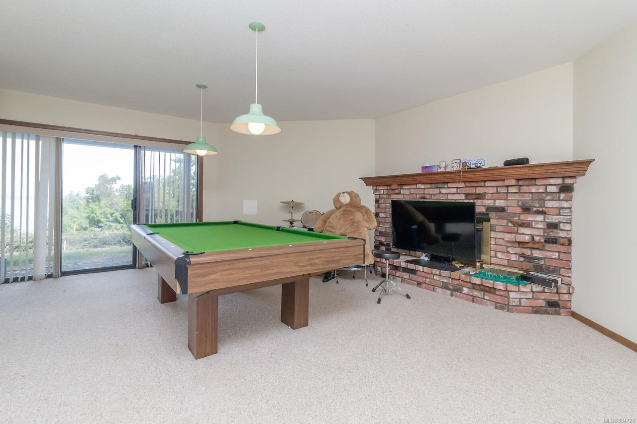 2270 Arbutus Rd