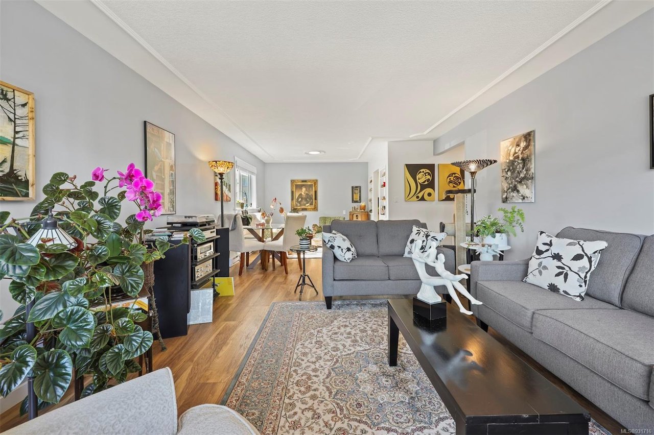 205-545 Rithet St