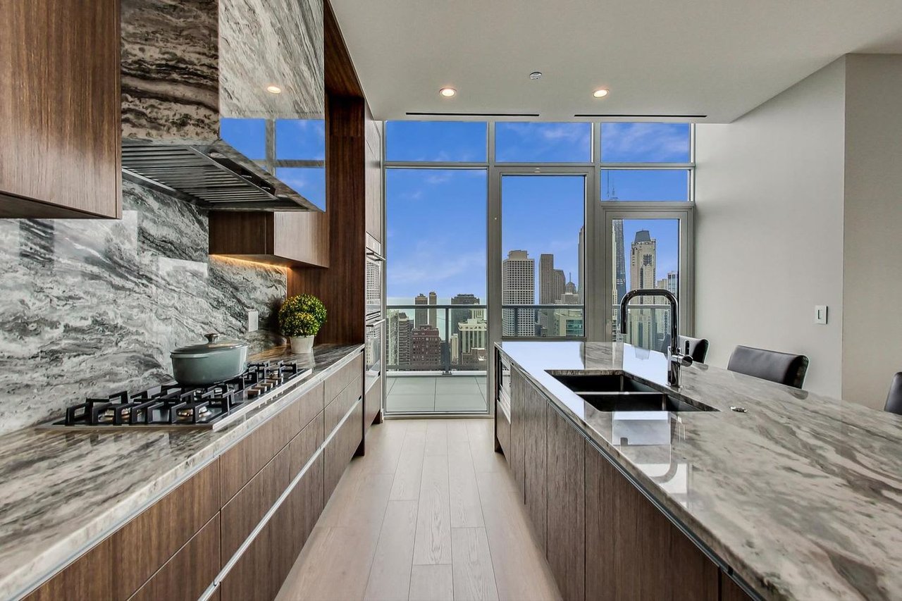 202 West Hill Street, Unit: 3803