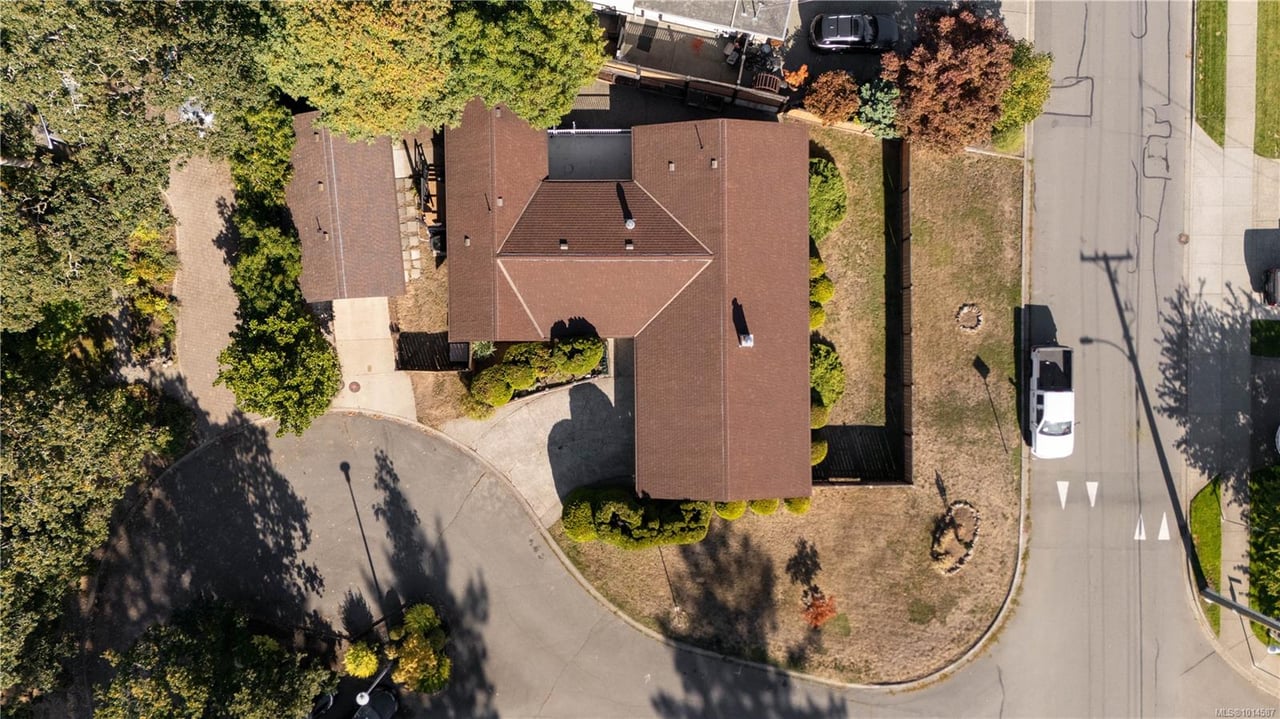 4101 Scoones Pl, Saanich