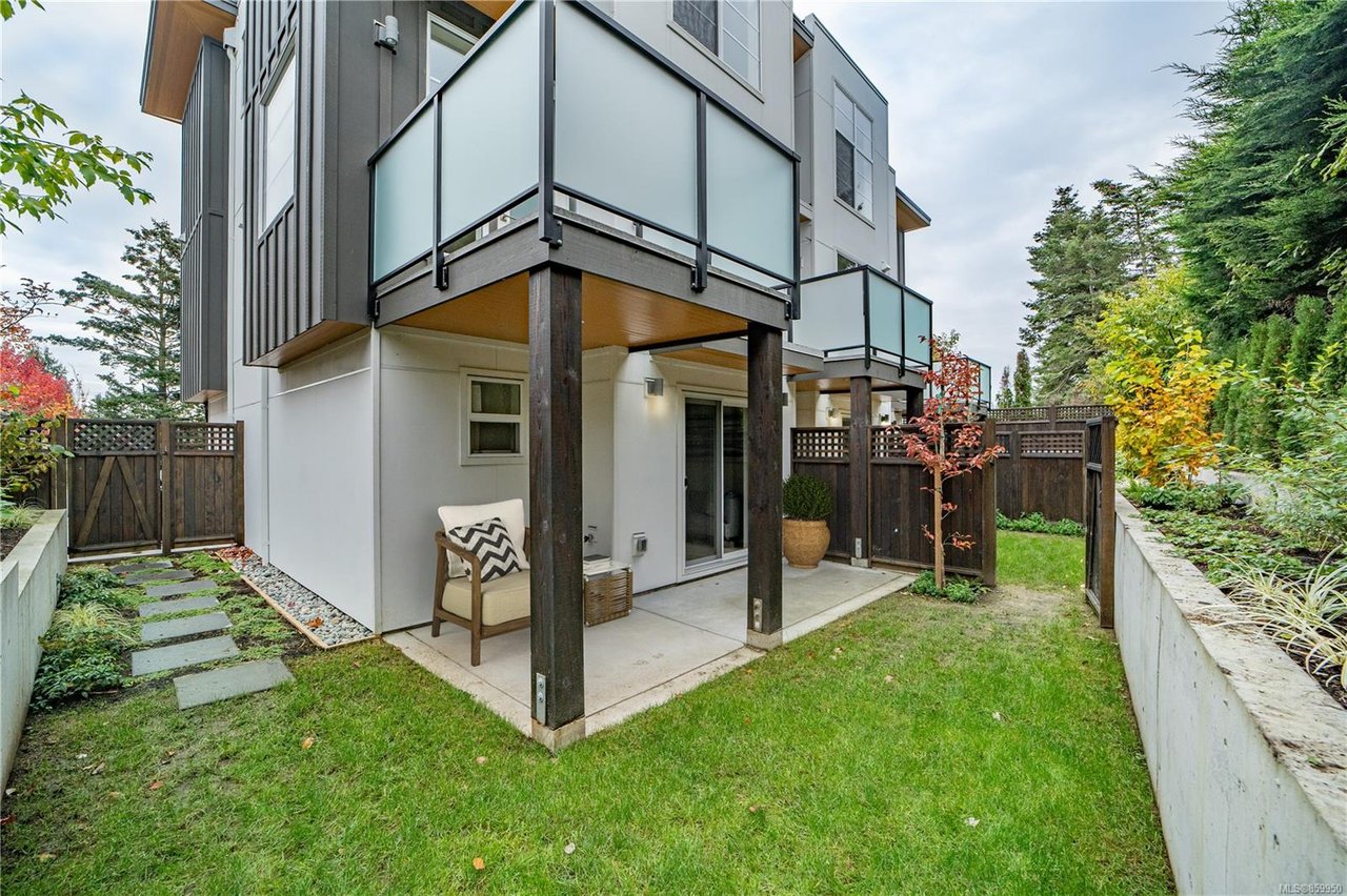 5-1052 Tillicum Rd
