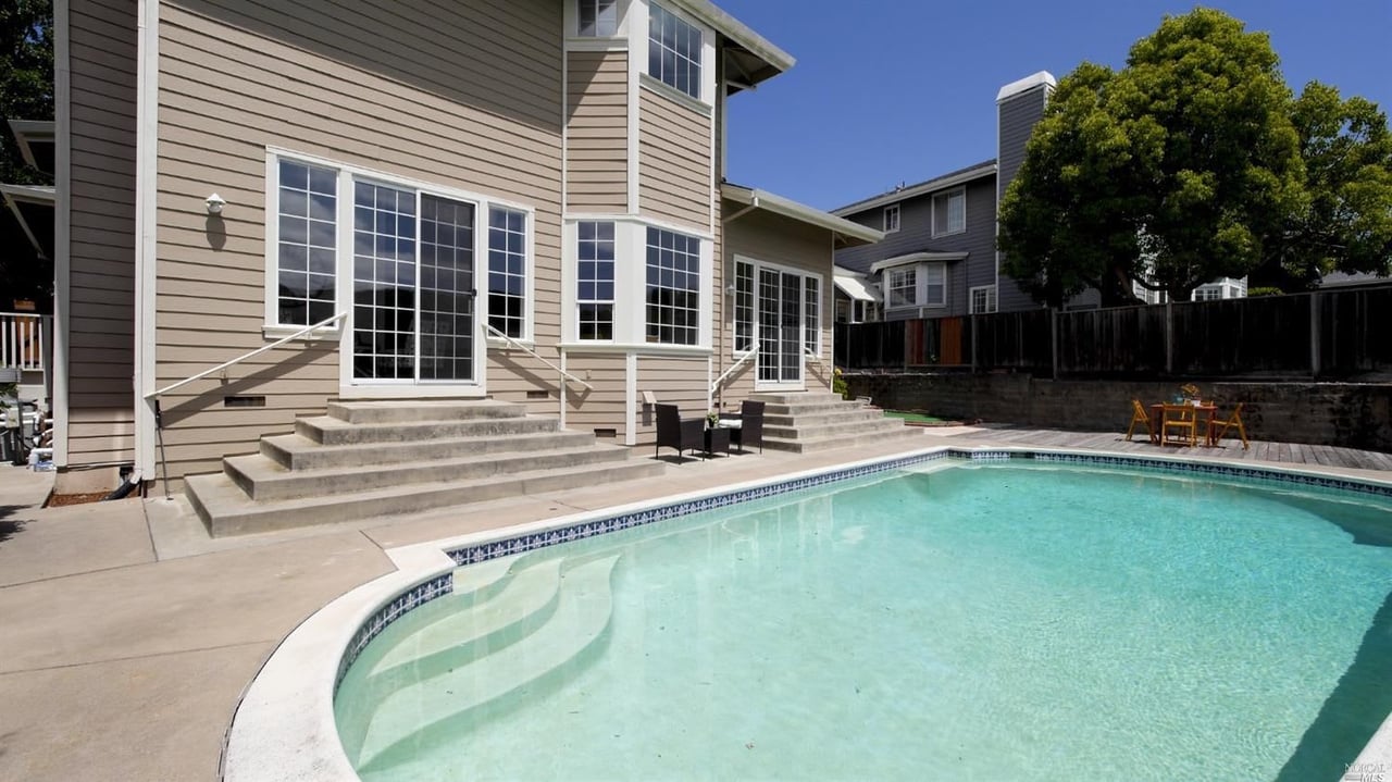 16 Pacific Dr