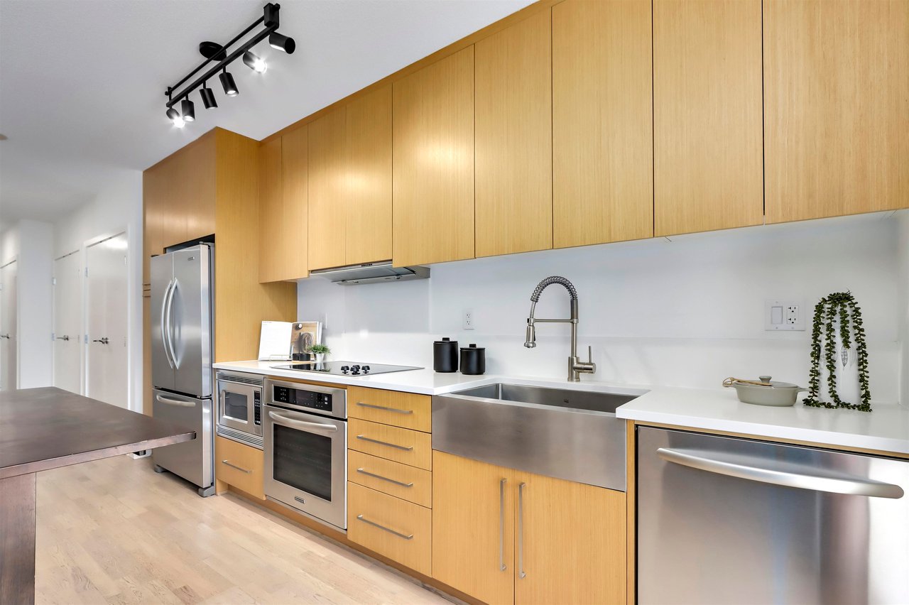 404-251 E 7th Ave