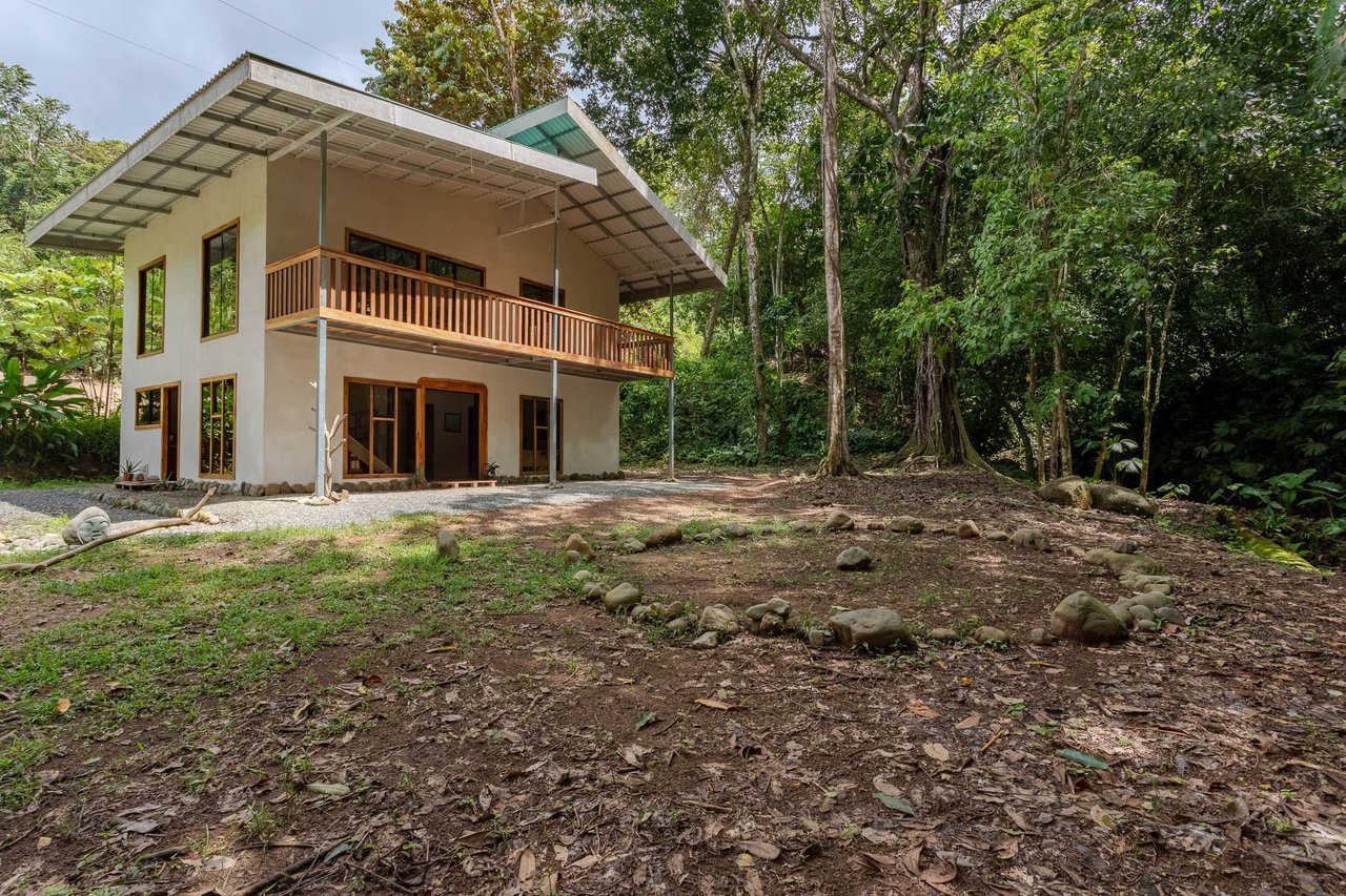 Prime Investment Opportunity In Uvita’s Premier Location:  Casa Casario – Your Fixer-Upper Dream!