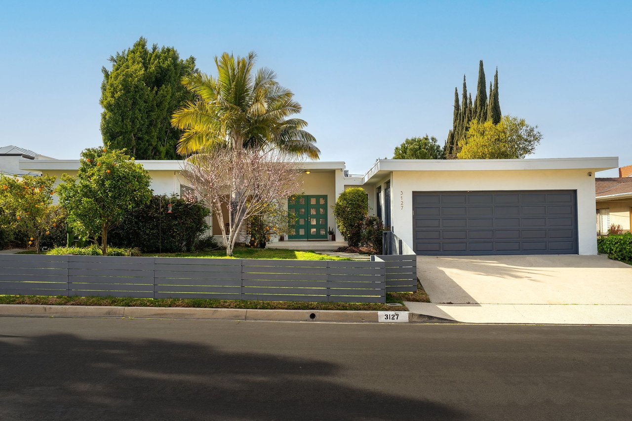 deLIGHTfull Mid Century in the Studio City "Donas"