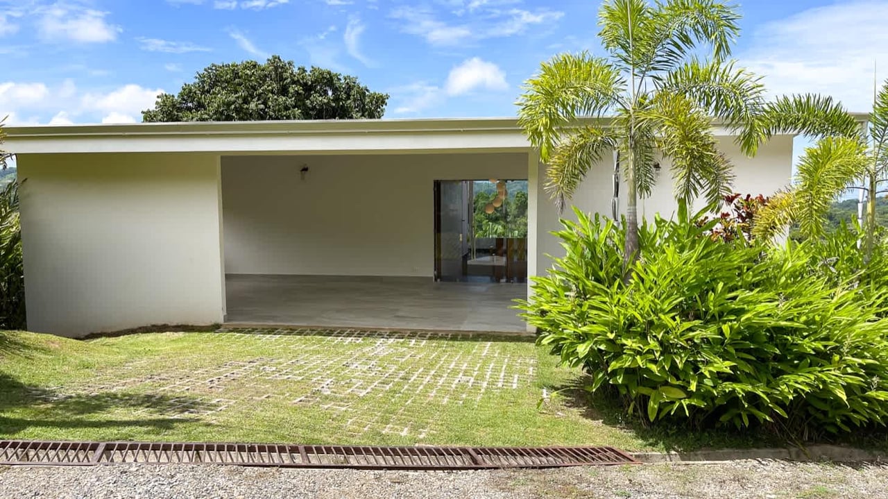 3 Bedroom House with Ocean View in Gated Community