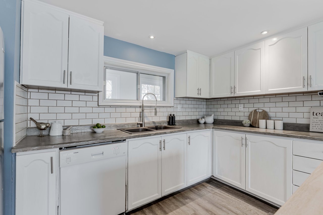 COLONIAL-STYLE HOME OFF LAKE SIMCOE