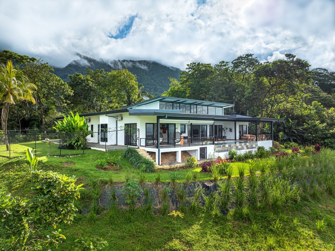 Solar Powered Infinity Pool Home, Ojochal, Puntarenas