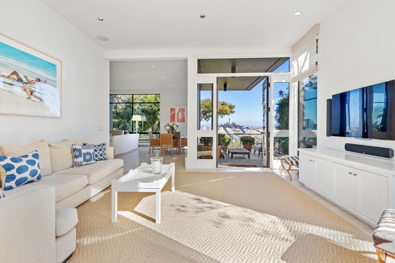 3,700sf+ Three Bedroom Condo With East Bay Views