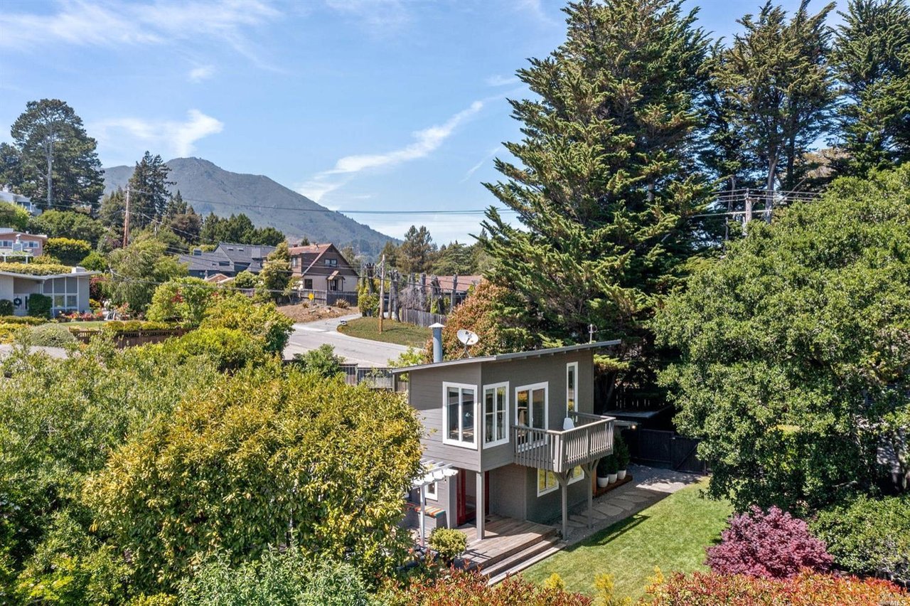 2 Cedarwood Ln