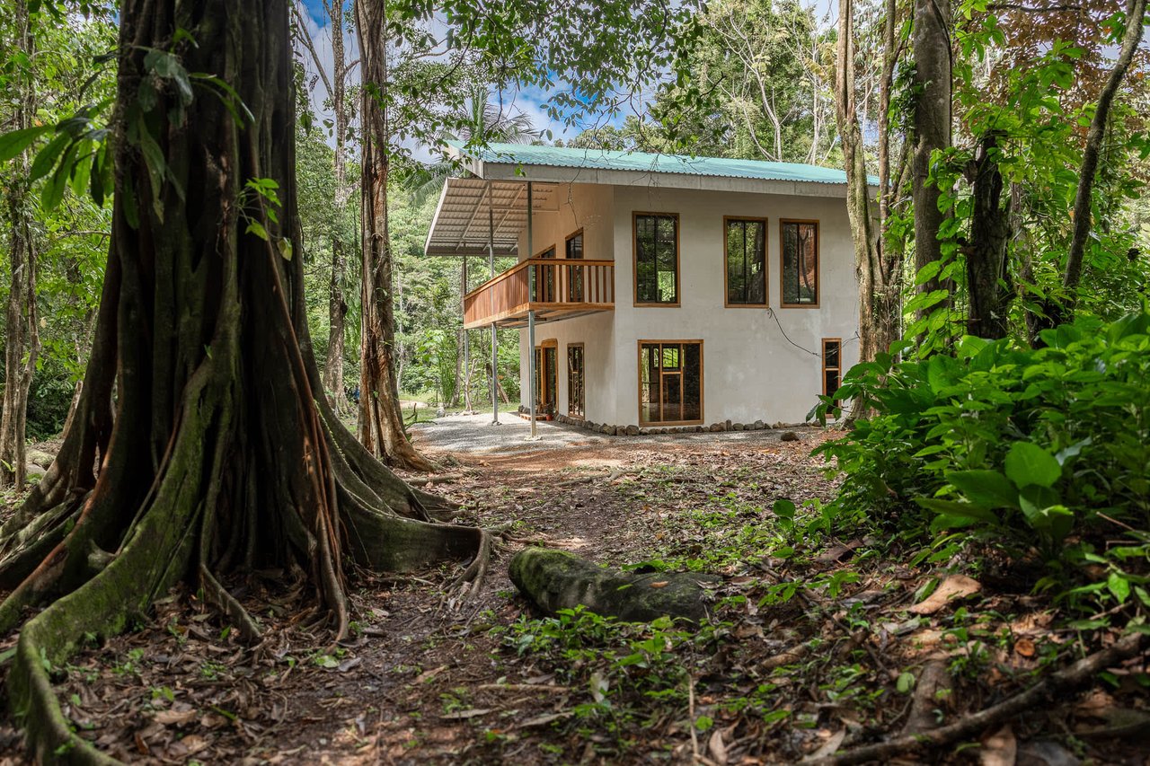 Prime Investment Opportunity In Uvita’s Premier Location:  Casa Casario – Your Fixer-Upper Dream!