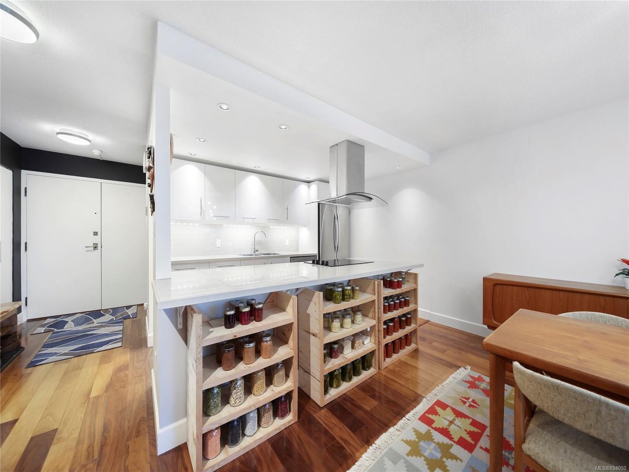 301-2930 Cook St