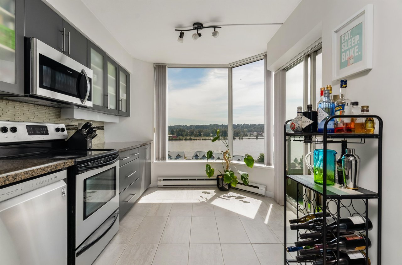 1102-1045 Quayside Dr