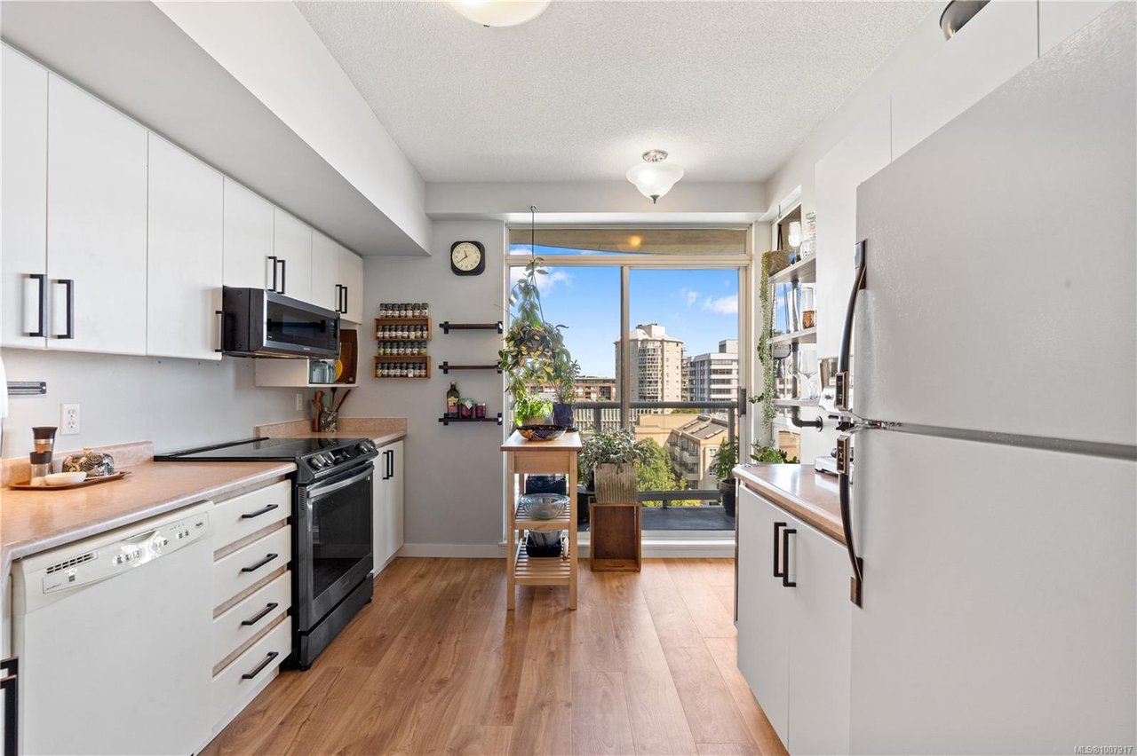 1005-1010 View St