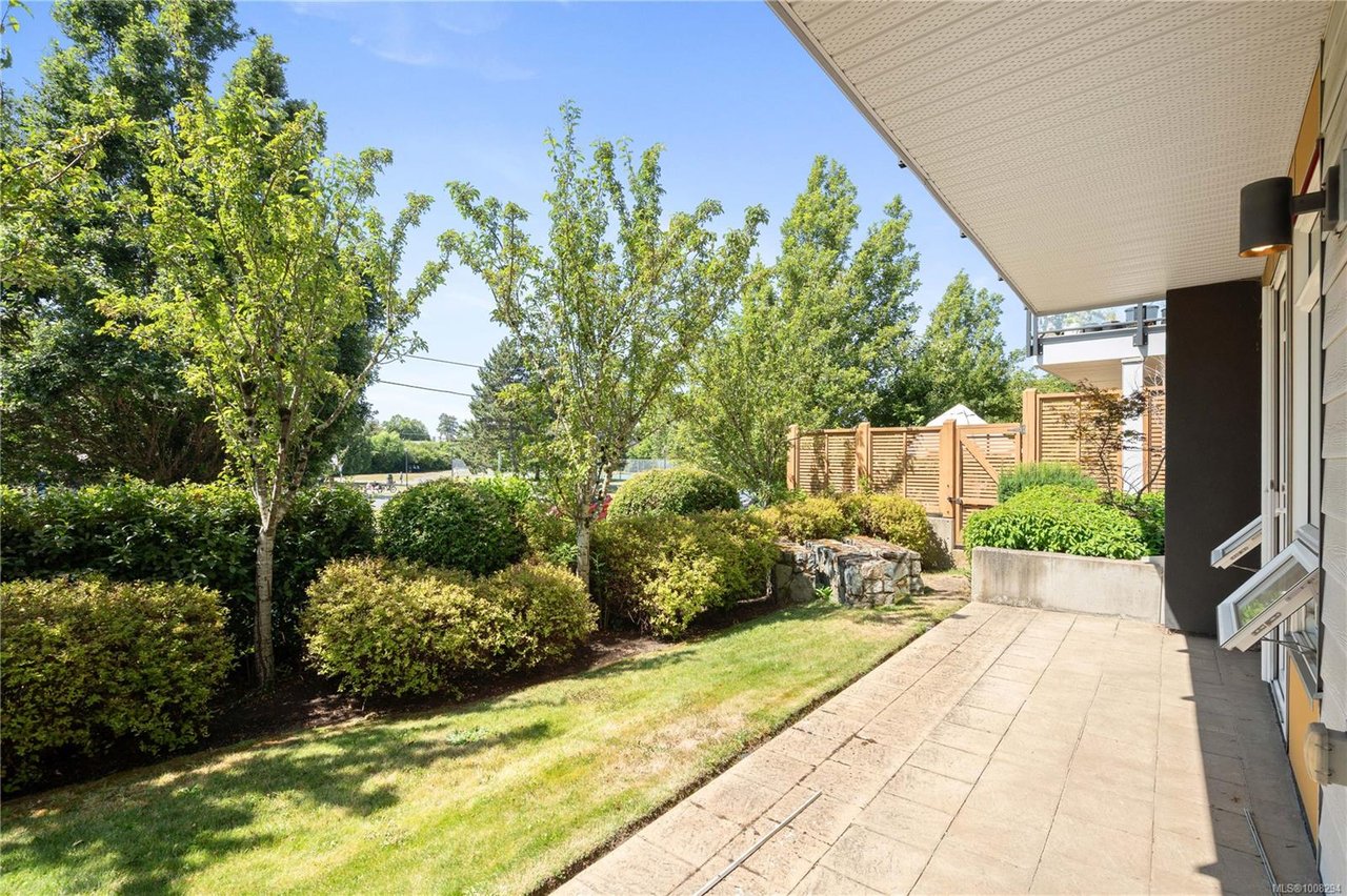 106-935 Cloverdale Ave, Saanich