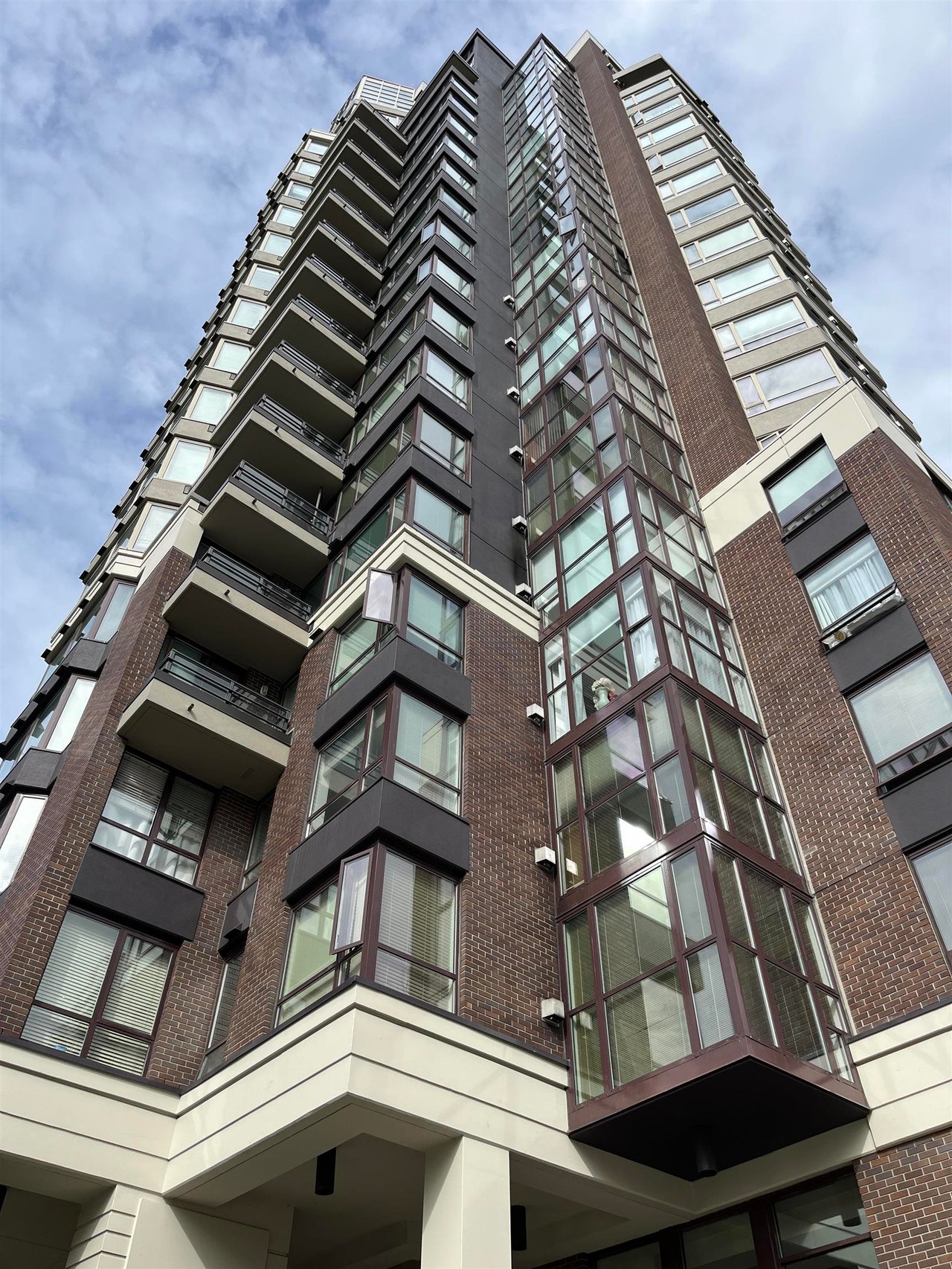1806-1003 Pacific St