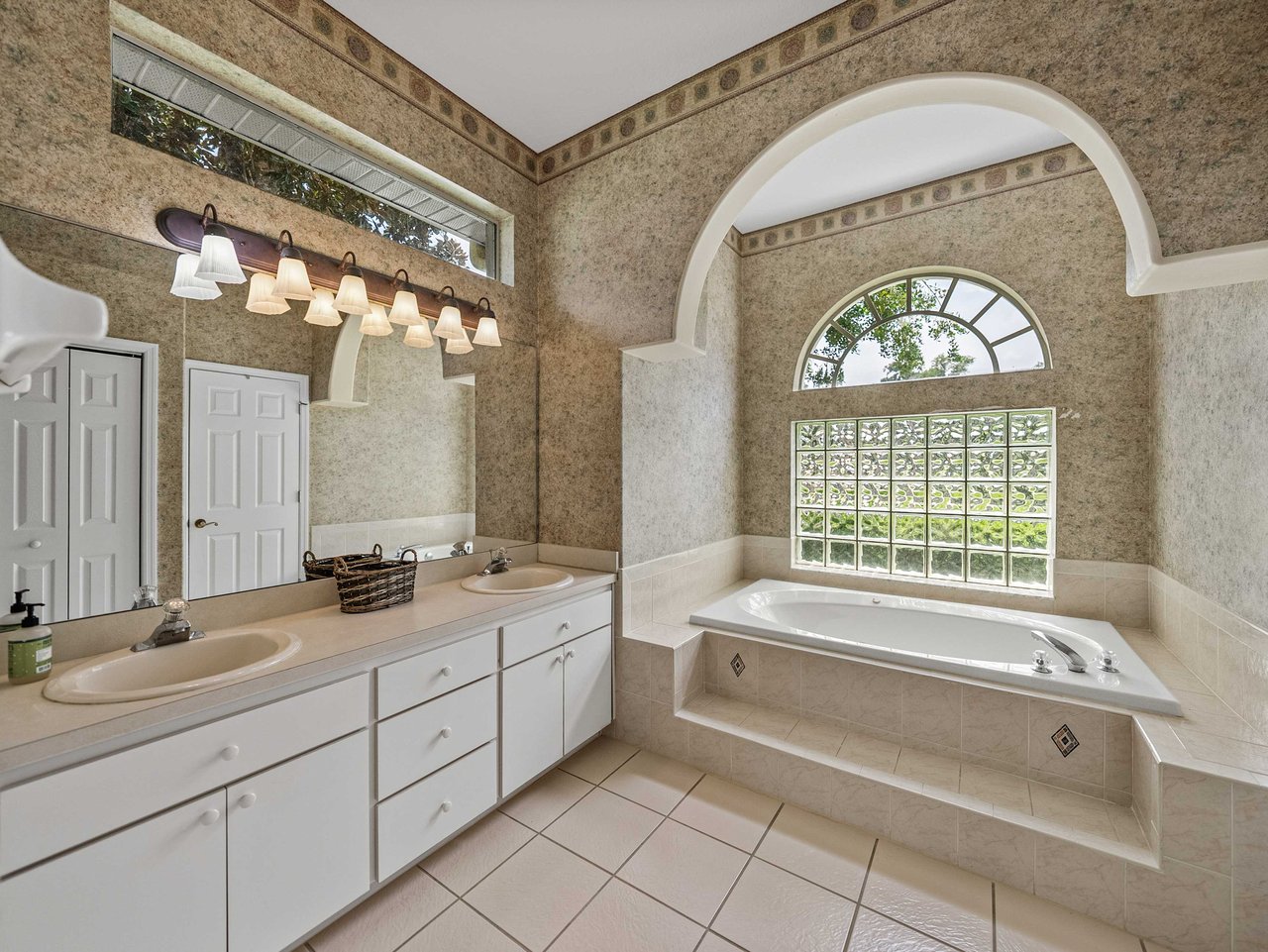 12427 FOREST HIGHLANDS DR
