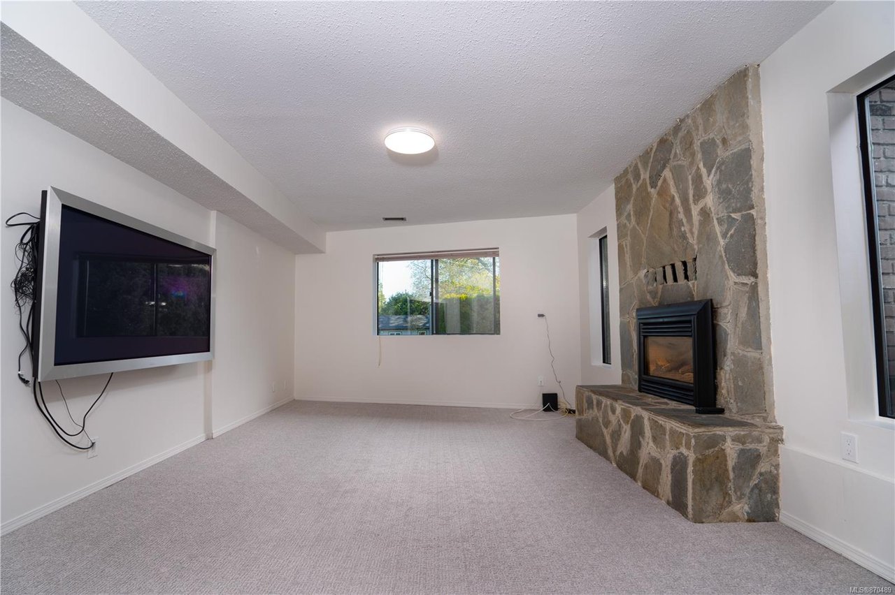 998 McBriar Ave