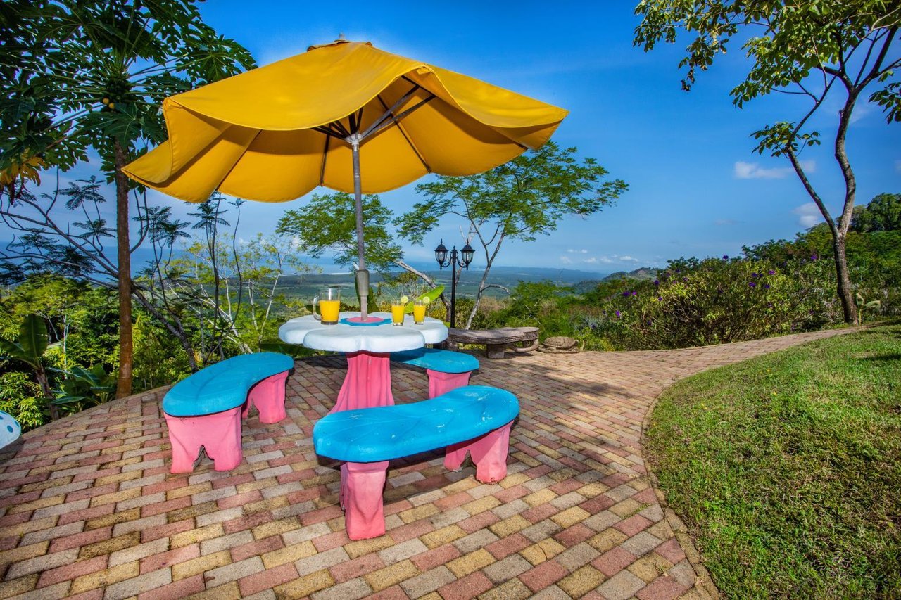 Incredible 7,000 Ft2 Ocean View Home With 200 Acre Reserve!