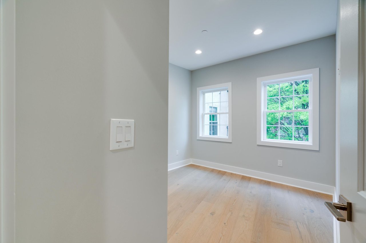 10 East Montgomery Ave