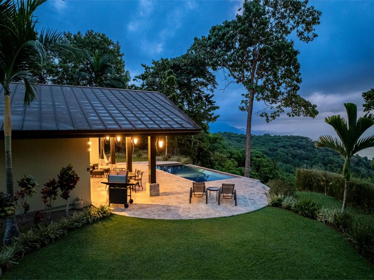 Whale Tail View Home, Dominical, Puntarenas