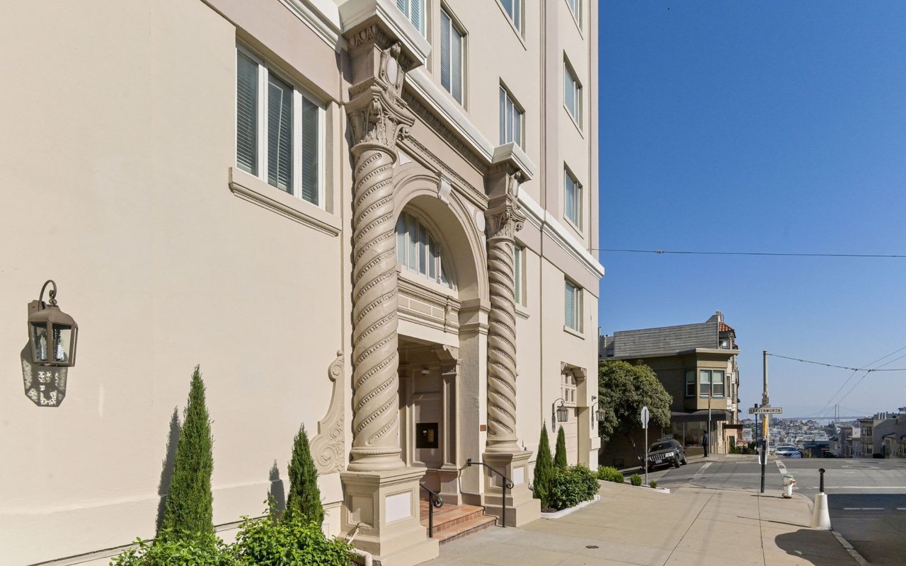  Prestigious Half Floor Apartment on Russian Hill