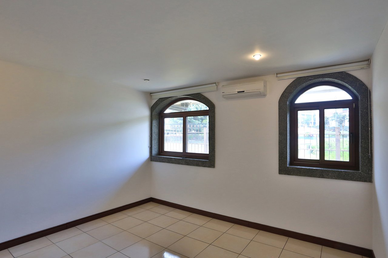 Spacious Terrace Gated Townhome, Heredia
