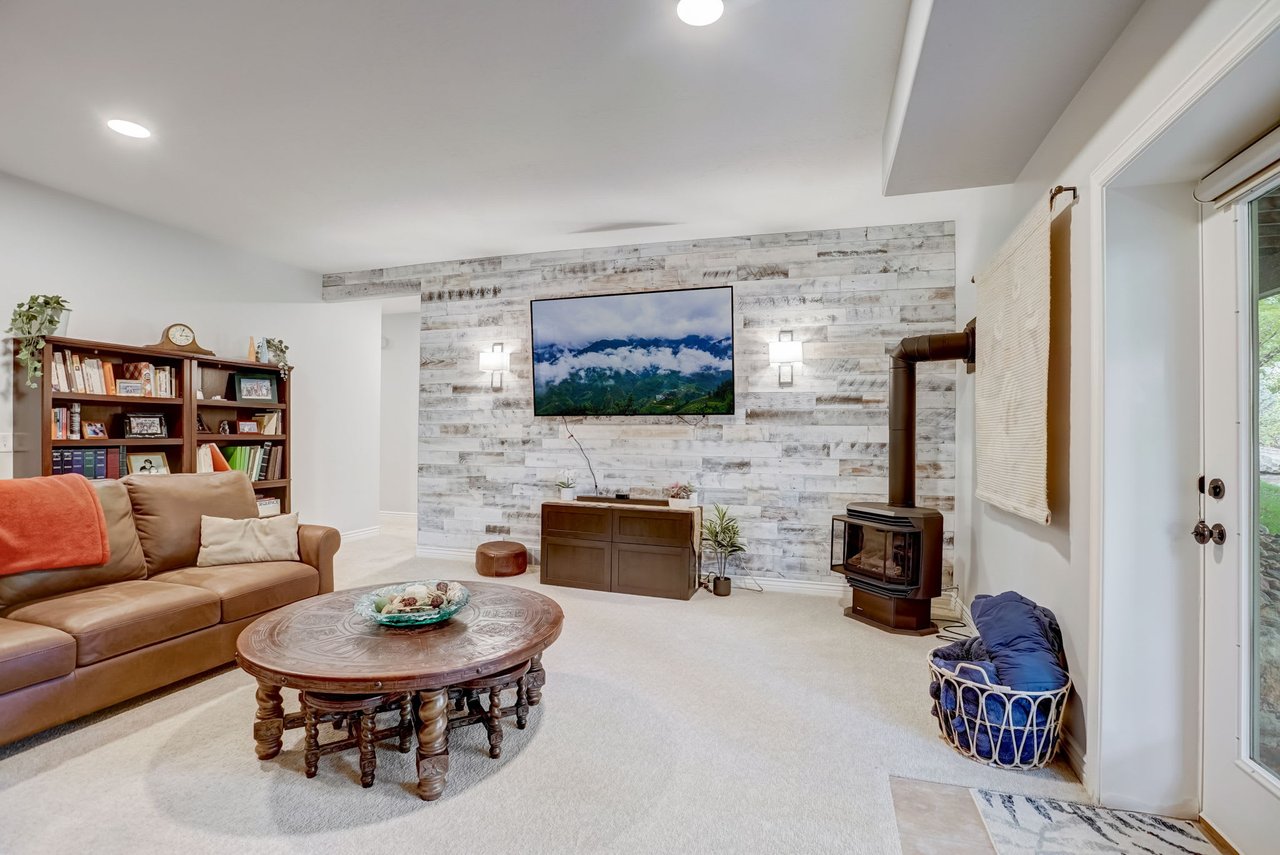 1382 E Meadow Valley Dr